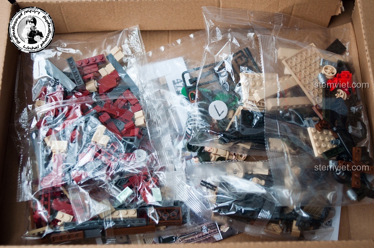 Các túi linh kiện được phân loại rõ ràng bên trong hộp đồ chơi lắp ghép Sluban M38-B0696 Trận chiến Stalingrad, đảm bảo không thiếu mảnh ghép nào.