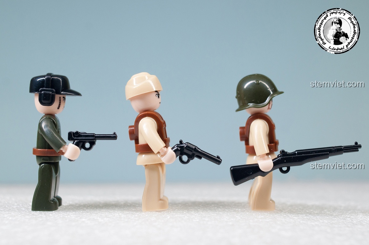 Các minifigures lính trong bộ Sluban M38-B0696 Trận chiến Stalingrad cầm các loại vũ khí khác nhau, thể hiện sự sẵn sàng chiến đấu.