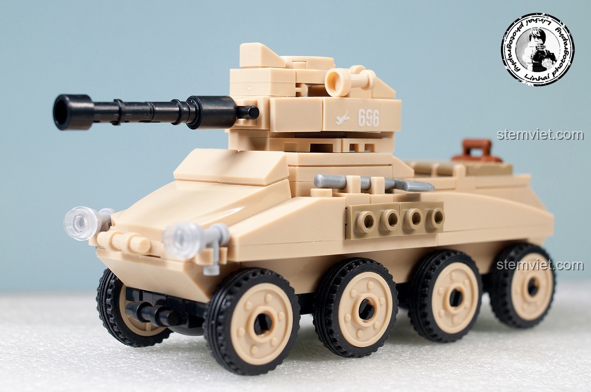 Góc nhìn phía trước của xe bọc thép Sd.Kfz.234 trong bộ Sluban M38-B0696 Trận chiến Stalingrad, thể hiện chi tiết đèn pha và súng máy gắn trên tháp pháo.