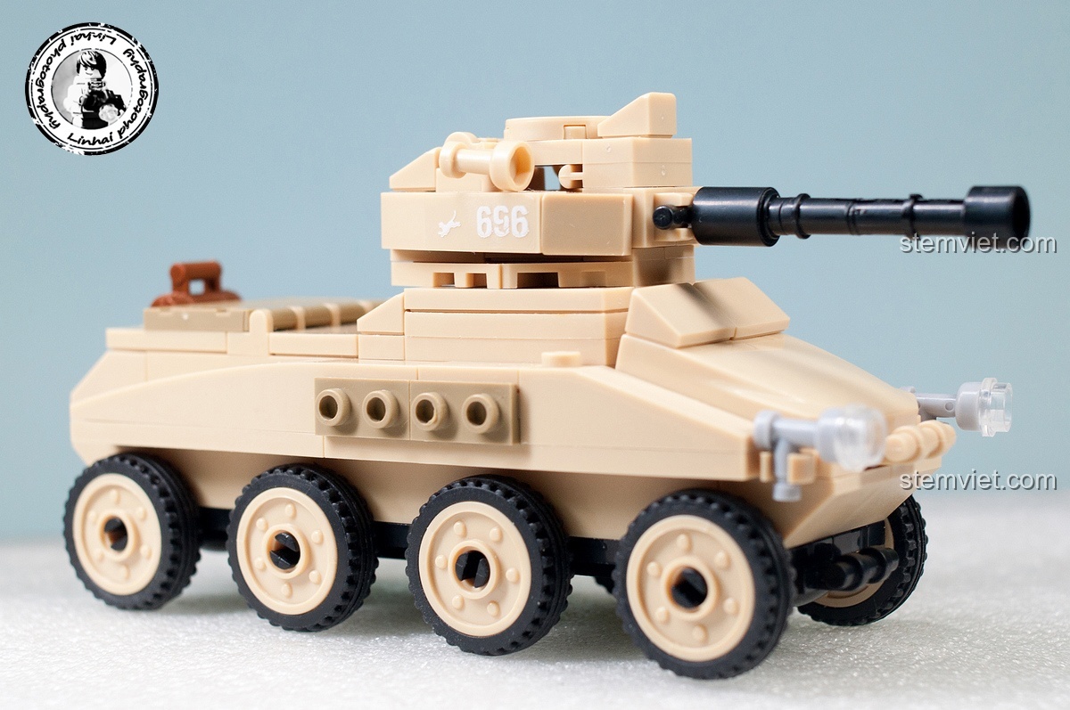 Góc nhìn bên hông của xe bọc thép Sd.Kfz.234 trong bộ Sluban M38-B0696 Trận chiến Stalingrad, cho thấy thiết kế chắc chắn của bánh xe và thân xe.