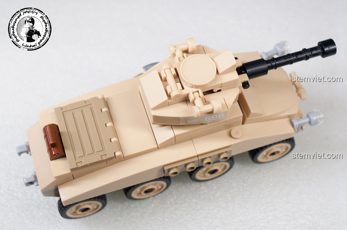 Góc nhìn từ trên xuống của xe bọc thép Sd.Kfz.234 trong bộ Sluban M38-B0696 Trận chiến Stalingrad, thể hiện tháp pháo có thể xoay và các chi tiết trên nóc xe.