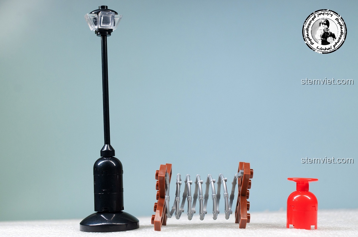 Xe bọc thép Sd.Kfz.234 của bộ Sluban M38-B0696 Trận chiến Stalingrad trong cảnh chiến đấu, với ánh sáng tạo hiệu ứng khói bụi và tia lửa, tăng cường sự kịch tính.