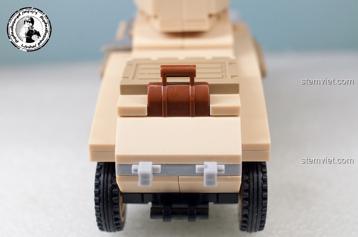 Cận cảnh phần đuôi xe bọc thép Sd.Kfz.234 trong bộ Sluban M38-B0696 Trận chiến Stalingrad khi đóng lại, thể hiện sự gọn gàng và chi tiết của thiết kế.