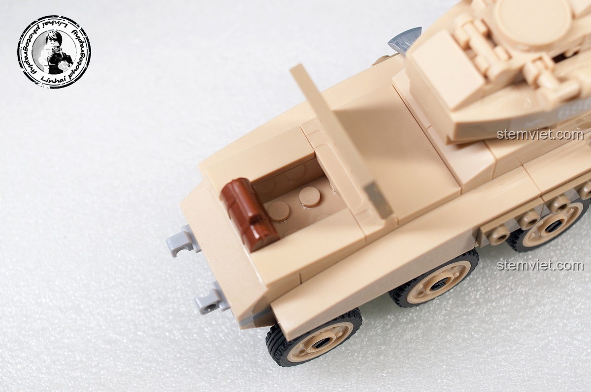 Phần đuôi xe bọc thép Sd.Kfz.234 trong bộ Sluban M38-B0696 Trận chiến Stalingrad có thể mở ra, lộ ra không gian bên trong để chứa vũ khí hoặc phụ kiện.