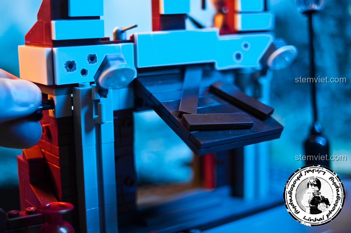 Xe máy quân sự và hàng rào thép gai của bộ Sluban M38-B0696 Trận chiến Stalingrad trong cảnh chiến đấu, với hiệu ứng ánh sáng và khói bụi, tăng cường sự kịch tính.