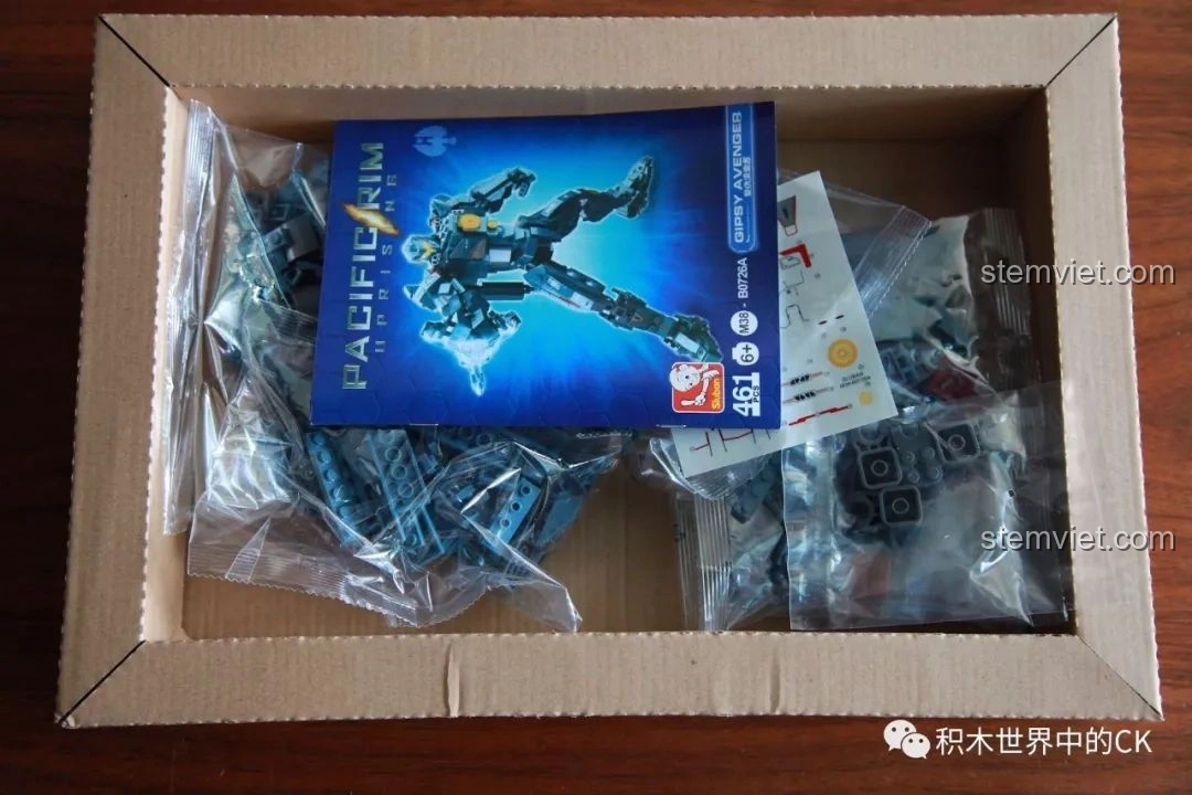 Bên trong hộp đồ chơi lắp ráp Sluban M38-B0726A Gipsy Avenger sau khi mở, có sách hướng dẫn, sticker và các túi mảnh ghép. Đánh giá Sluban M38 B0726A Người Máy Gipsy Avenger Phục Thù Lang Thang.