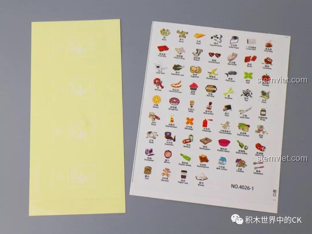 Hai tấm sticker đi kèm bộ lắp ráp thùng rác đồ chơi cho con gái trên 6 tuổi, gồm sticker trang trí và sticker 'rác'.