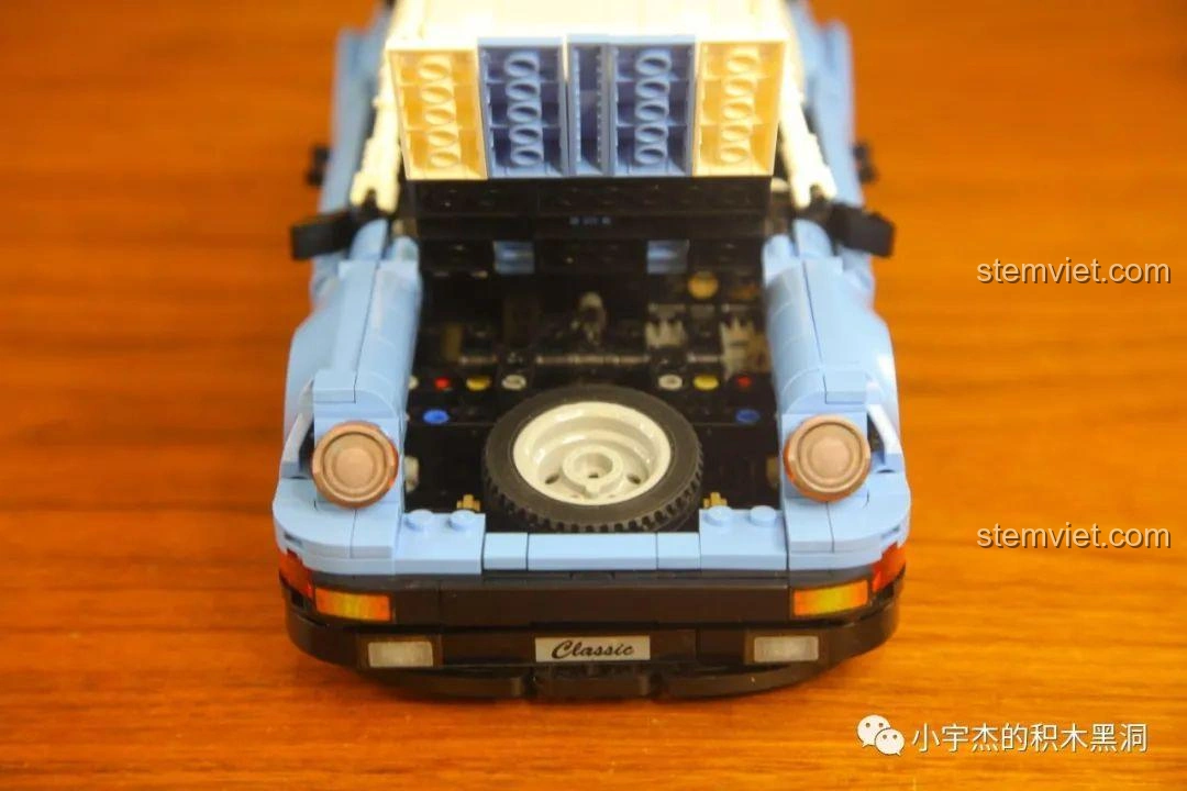 Mô hình SY 8505 Mô hình Porsche 911 nhìn từ bên hông với cửa xe mở, thể hiện cơ chế hoạt động mượt mà.