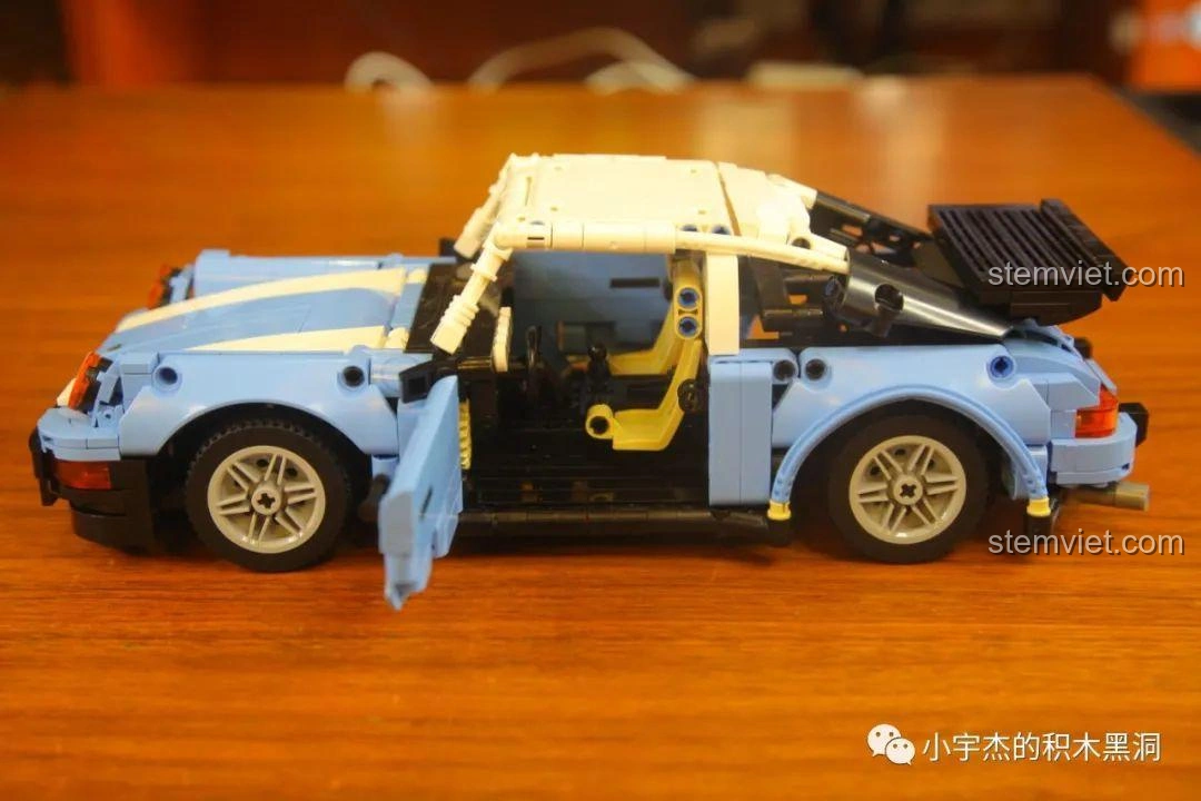 Chi tiết bảng táp-lô và vô lăng bên trong khoang lái của mô hình SY 8505 Mô hình Porsche 911, thể hiện sự cổ điển.