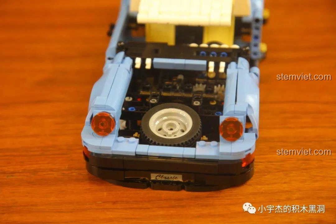 Cốp trước của mô hình SY 8505 Mô hình Porsche 911 với lốp dự phòng được đặt bên trong, mô phỏng chân thực.