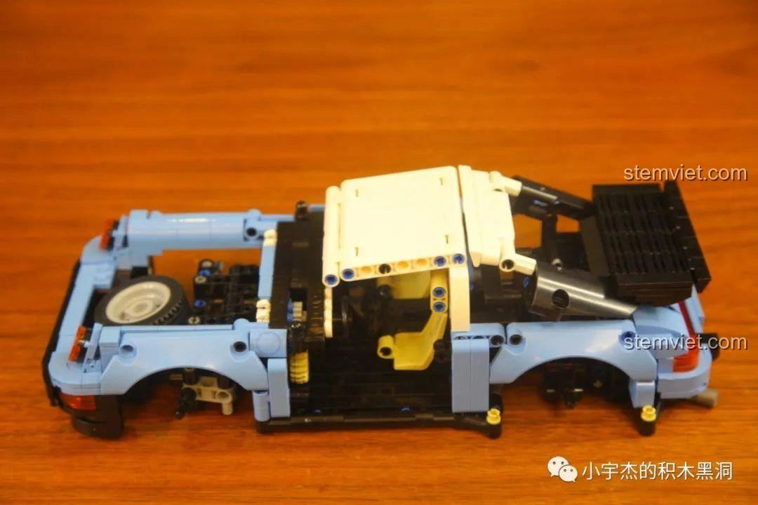 Phần động cơ đặt giữa phía sau và không gian chứa lốp dự phòng ở phía trước của mô hình SY 8505 Mô hình Porsche 911.