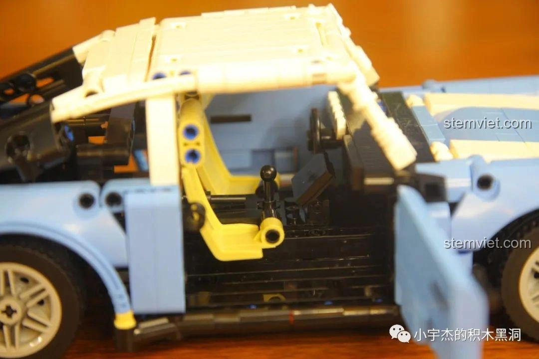 Góc nhìn phía sau của mô hình SY 8505 Mô hình Porsche 911, nổi bật với đèn hậu liền mạch và ống xả.