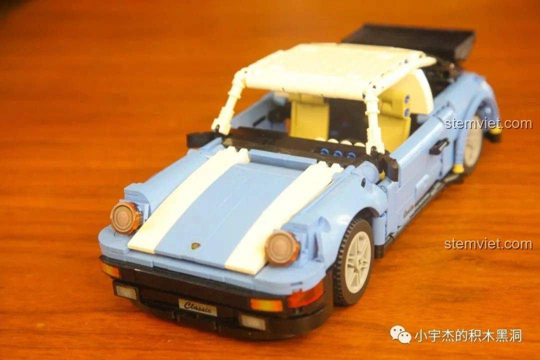 Góc nhìn từ trên cao xuống mô hình SY 8505 Mô hình Porsche 911 với hai cửa mở, khoe nội thất bên trong.