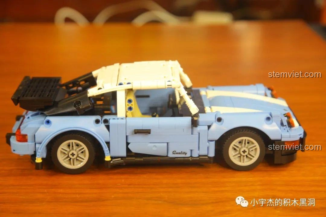 Hình ảnh thực tế của một chiếc Porsche 911 Turbo màu vàng, so sánh với mô hình lắp ráp SY 8505.