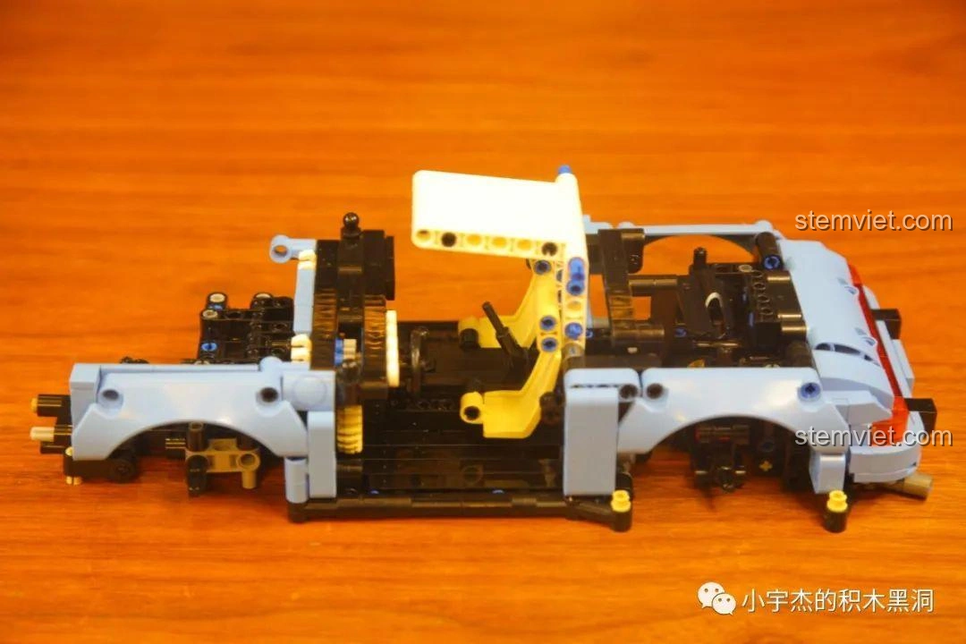 Khung gầm của bộ SY 8505 Mô hình Porsche 911 với các chi tiết từ túi số 2 đã được lắp ráp, bắt đầu hình thành thân xe.