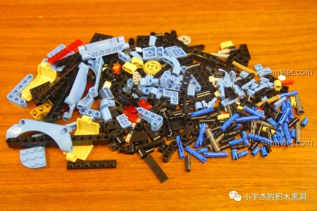 Toàn bộ mảnh ghép từ túi số 2 của bộ lắp ráp SY 8505 Mô hình Porsche 911, sẵn sàng cho việc lắp ráp động cơ và các chi tiết thân xe.