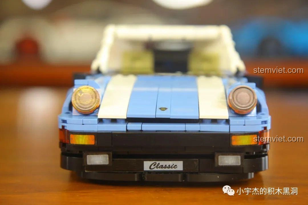 Nắp capo trước của mô hình SY 8505 Mô hình Porsche 911 mở ra, để lộ khoang chứa lốp dự phòng.