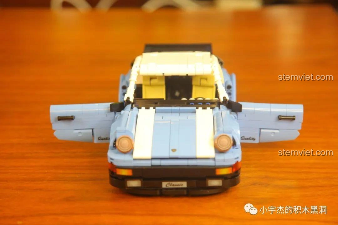 Nắp động cơ phía sau của mô hình SY 8505 Mô hình Porsche 911 mở ra, để lộ khoang động cơ.