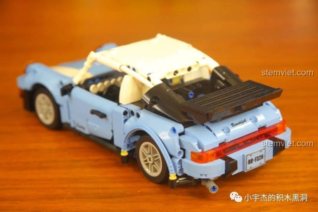 Góc nhìn khác khi mô hình SY 8505 Mô hình Porsche 911 đặt cạnh mô hình xe Beetle, thể hiện sự khác biệt về phong cách.