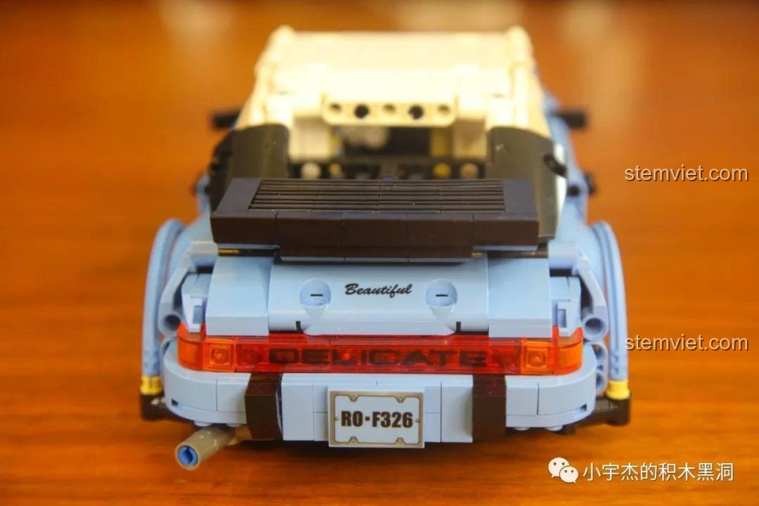 Mô hình SY 8505 Mô hình Porsche 911 đặt cạnh mô hình xe Beetle, so sánh kích thước và phong cách thiết kế.