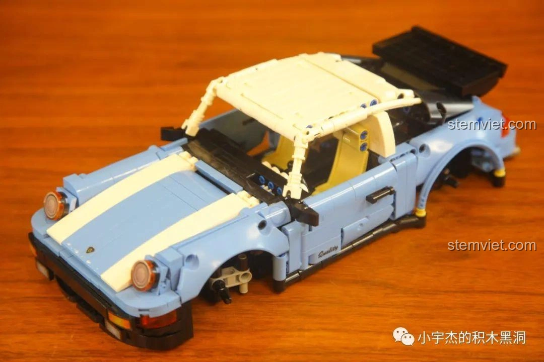 Mô hình Porsche 911 của bộ SY 8505 đã hoàn thành phần thân xe, sẵn sàng để lắp bánh xe.