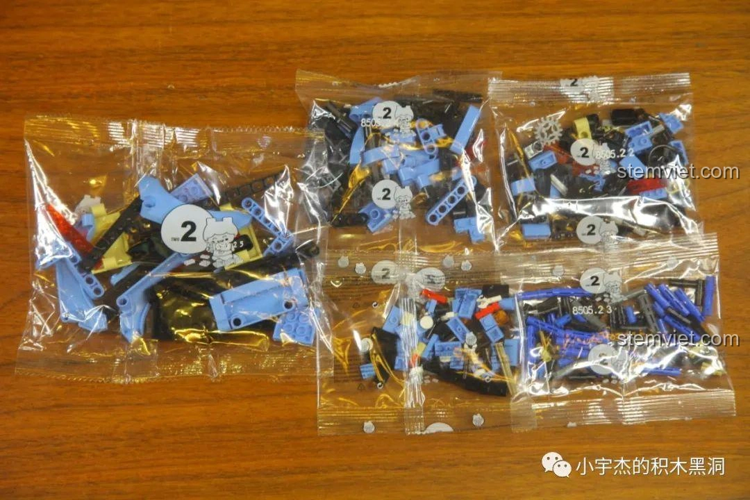 Các mảnh ghép trong túi số 2 của bộ lắp ráp SY 8505 Mô hình Porsche 911, bao gồm các chi tiết cho động cơ và thân xe.