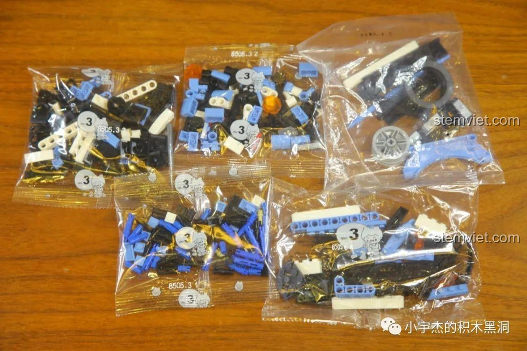 Các mảnh ghép trong túi số 3 của bộ lắp ráp SY 8505 Mô hình Porsche 911, tập trung vào nội thất và phần đầu xe.