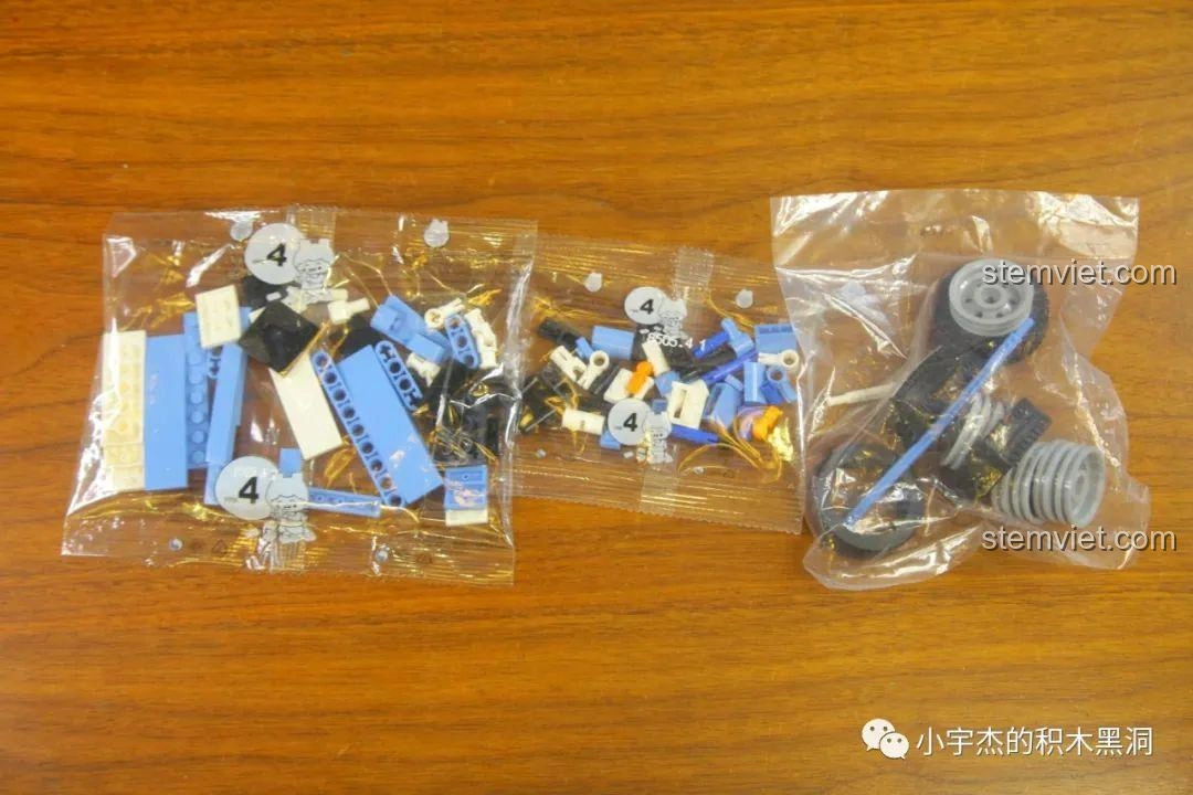 Các mảnh ghép trong túi số 4 của bộ lắp ráp SY 8505 Mô hình Porsche 911, chủ yếu là các chi tiết hoàn thiện thân xe và bánh xe.