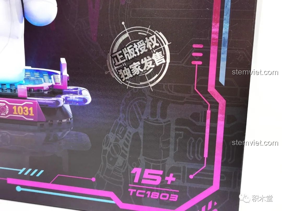 Dấu hiệu bản quyền chính hãng trên hộp bộ lắp ghép Kuromi bán cơ khí TOP TOY TC1803, đảm bảo chất lượng sản phẩm.