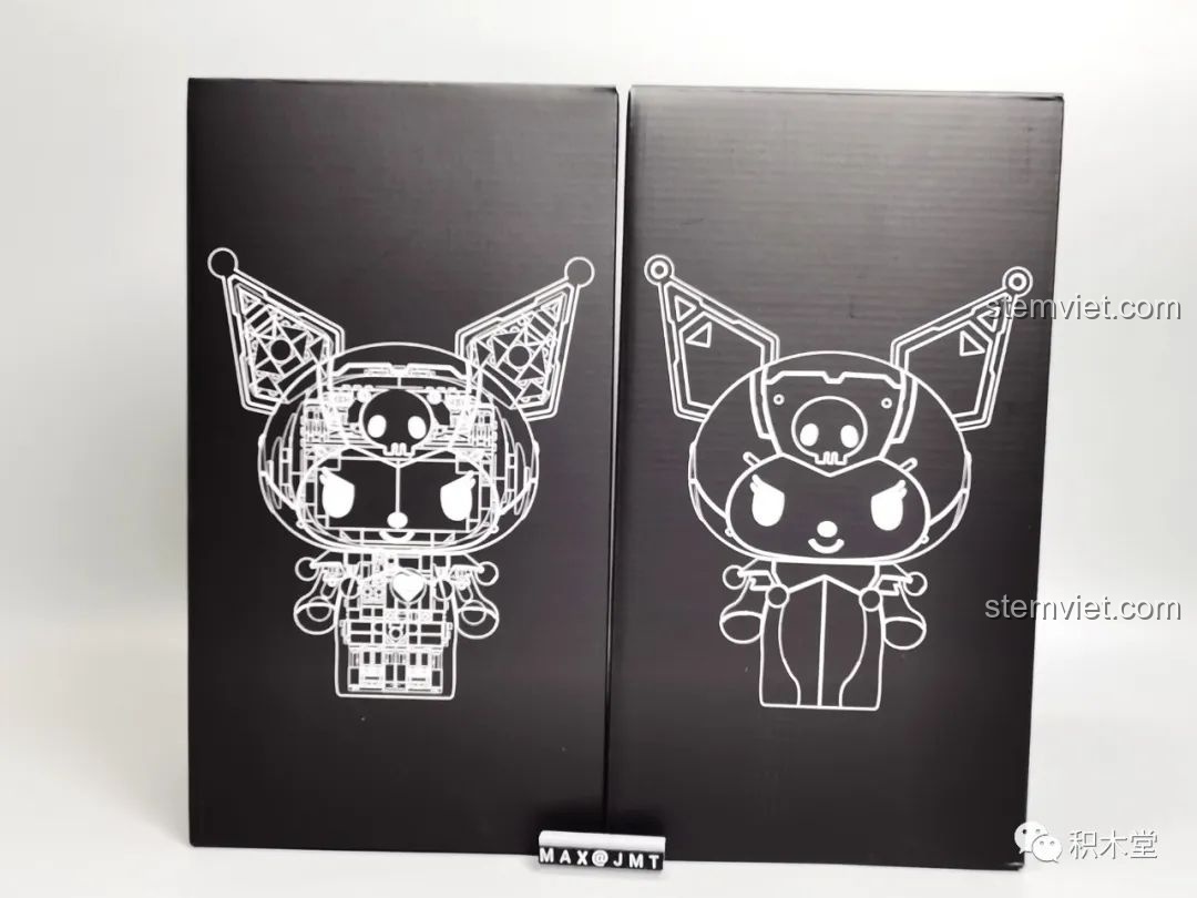 Hai hộp nhỏ bên trong hộp lớn của bộ lắp ghép Kuromi bán cơ khí TOP TOY TC1803, chứa các bộ phận vỏ ngoài.