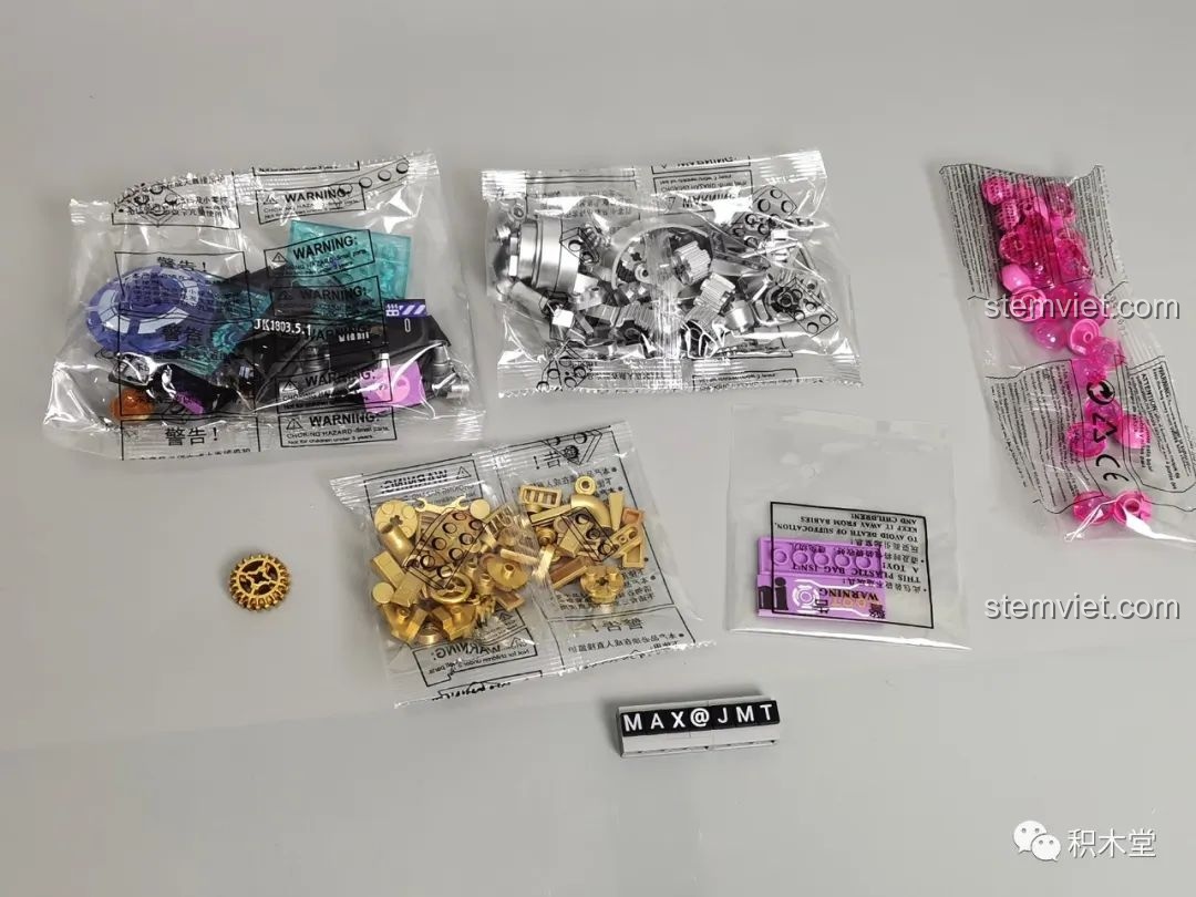 Các chi tiết mạ vàng, mạ bạc và in ấn sắc nét của bộ lắp ghép Kuromi bán cơ khí TOP TOY TC1803, tăng tính thẩm mỹ.