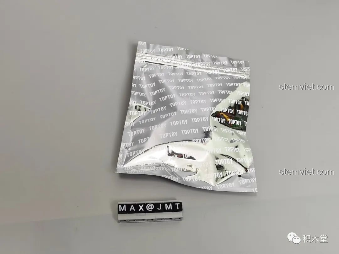 Bộ đèn LED và các chi tiết điện tử đi kèm trong bộ lắp ghép Kuromi bán cơ khí TOP TOY TC1803, tạo hiệu ứng ánh sáng.