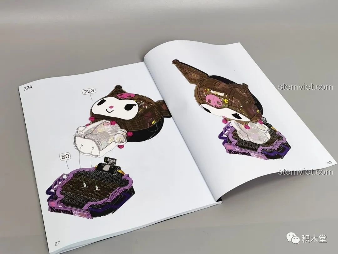 Chi tiết in ấn và một miếng dán duy nhất trong bộ lắp ghép Kuromi bán cơ khí TOP TOY TC1803, đảm bảo độ bền màu.