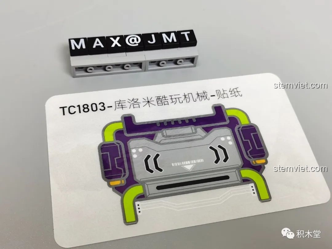 Quá trình lắp ráp phần thân cơ khí và đế của bộ lắp ghép Kuromi bán cơ khí TOP TOY TC1803, các chi tiết được kết nối.