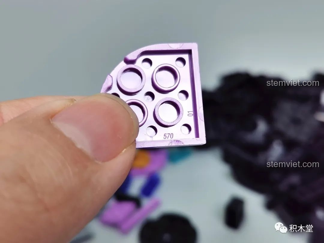 Hướng dẫn sử dụng các loại đèn LED khác nhau trong bộ lắp ghép Kuromi bán cơ khí TOP TOY TC1803, phân biệt đèn đôi và đơn.