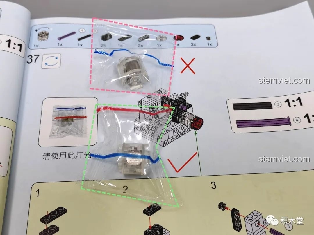 Các bộ phận đầu và thân của mô hình Kuromi bán cơ khí TOP TOY TC1803 được lắp ráp riêng biệt trước khi kết nối.