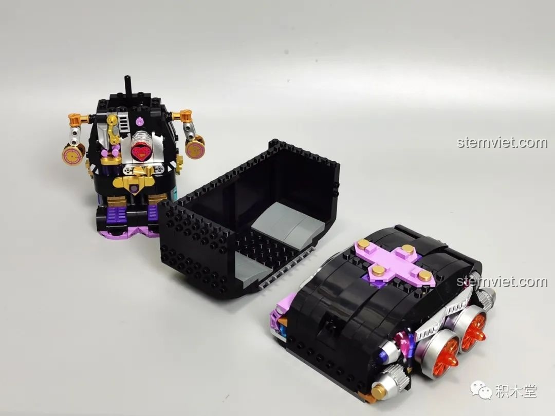 Cận cảnh trái tim phát sáng và các chi tiết cơ khí bên trong mô hình Kuromi bán cơ khí TOP TOY TC1803, tạo hiệu ứng sống động.