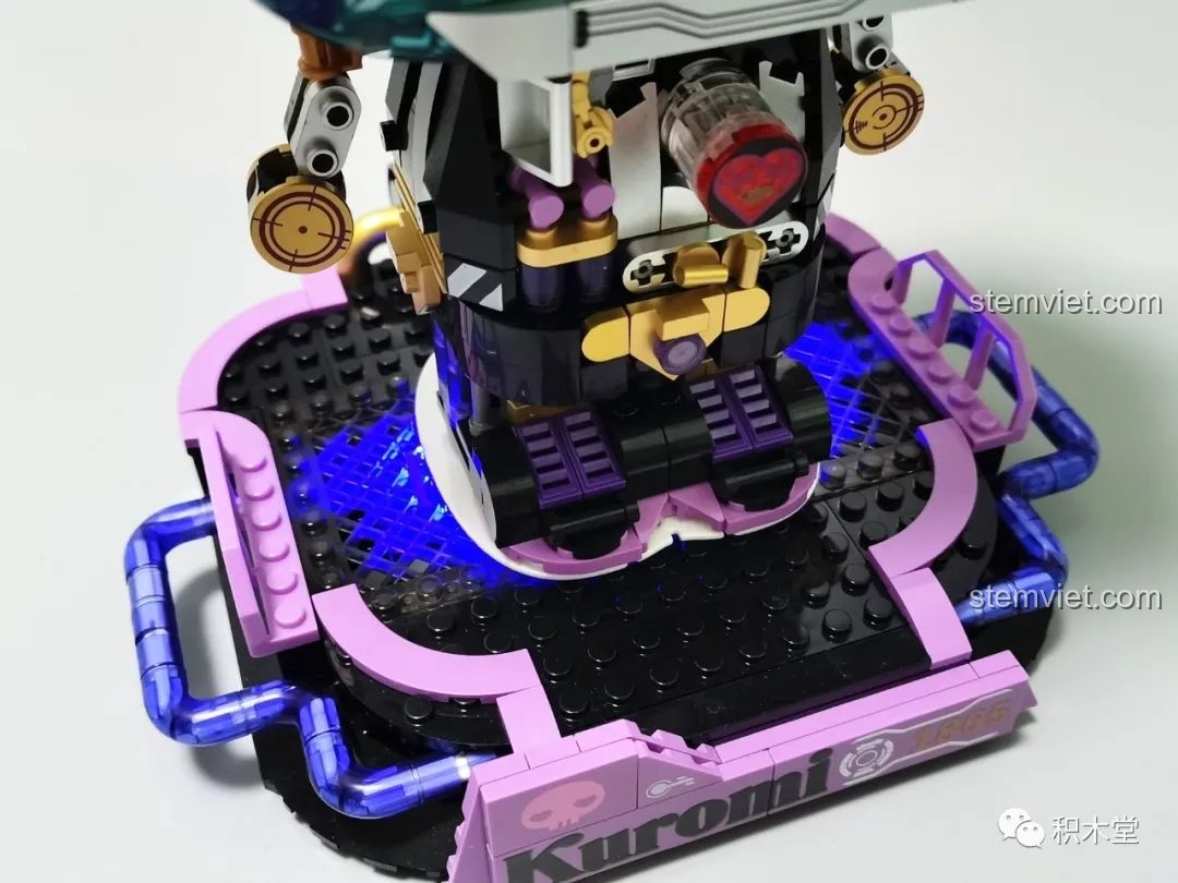 Góc nhìn nghiêng của mô hình Kuromi bán cơ khí TOP TOY TC1803, thể hiện rõ các chi tiết cơ khí và thiết kế độc đáo.