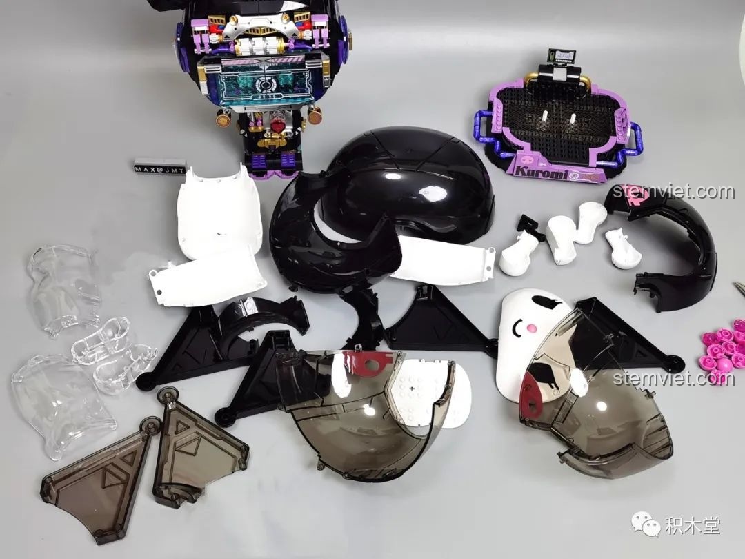 Mặt sau của mô hình Kuromi bán cơ khí TOP TOY TC1803, hiển thị các chi tiết động cơ và ống xả.