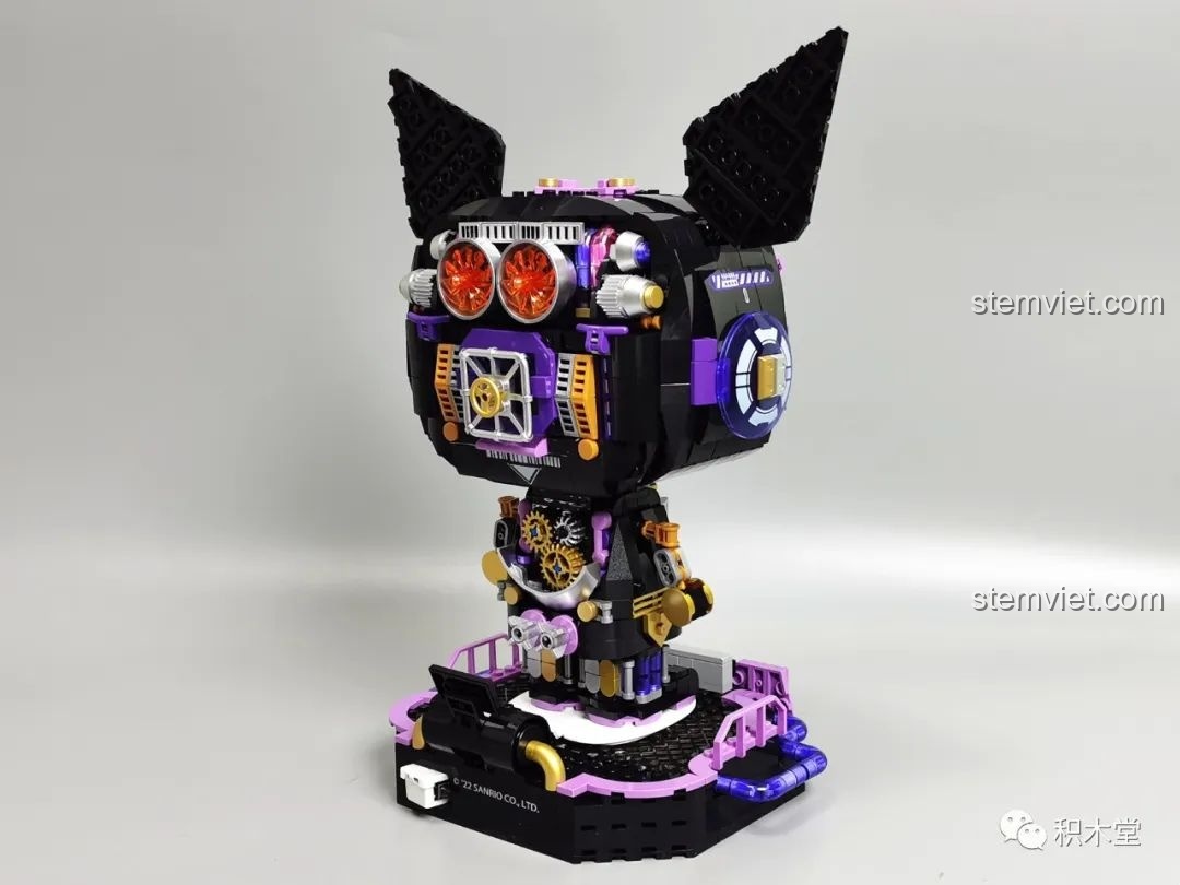 Cận cảnh đế trưng bày của mô hình Kuromi bán cơ khí TOP TOY TC1803 với số series giới hạn 1865/3000.