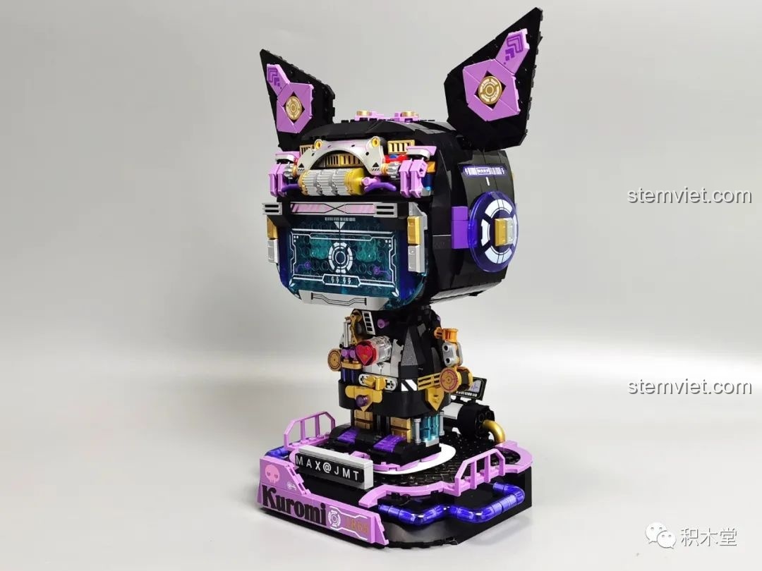 Các đường ống màu tím trong suốt trên đế trưng bày của mô hình Kuromi bán cơ khí TOP TOY TC1803, tăng tính công nghệ.