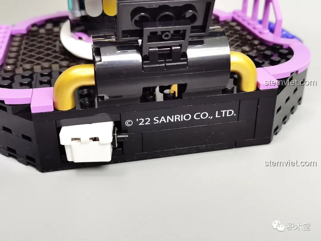 Cận cảnh các chi tiết động cơ bên trong đầu mô hình Kuromi bán cơ khí TOP TOY TC1803, thể hiện sự phức tạp.