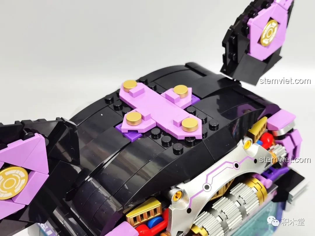 Các mảnh ghép thừa được cất giữ bên trong đầu mô hình Kuromi bán cơ khí TOP TOY TC1803, tiện lợi và gọn gàng.