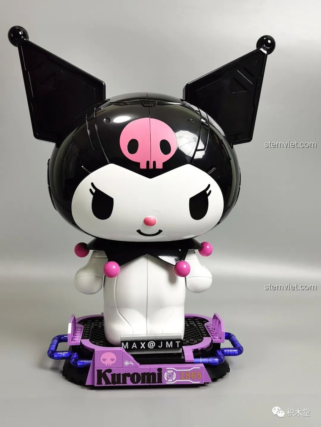 Cận cảnh khuôn mặt của mô hình Kuromi bán cơ khí TOP TOY TC1803 phiên bản màu đặc, với đôi mắt và nụ cười.