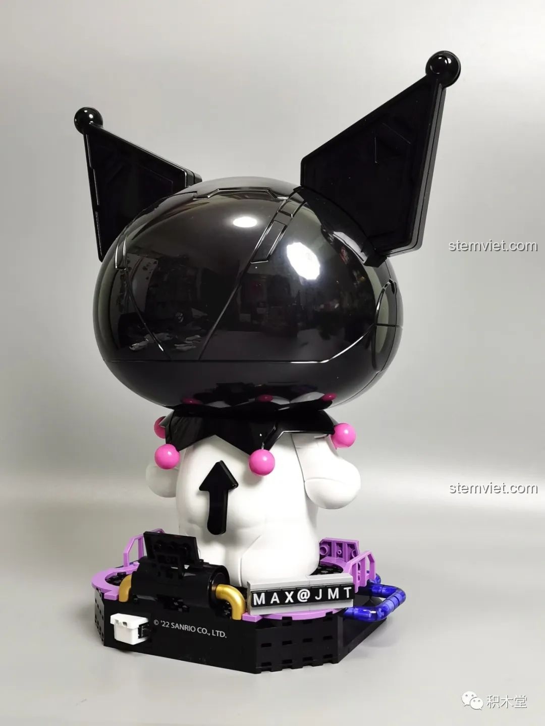 Góc nhìn nghiêng của mô hình Kuromi bán cơ khí TOP TOY TC1803 phiên bản trong suốt, thể hiện chi tiết cơ khí và đèn LED.