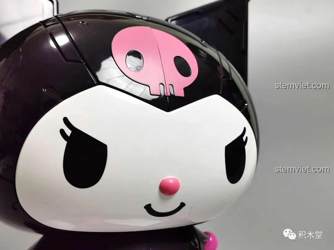 Mặt sau của mô hình Kuromi bán cơ khí TOP TOY TC1803 phiên bản trong suốt, vẫn giữ nét cơ khí mạnh mẽ.