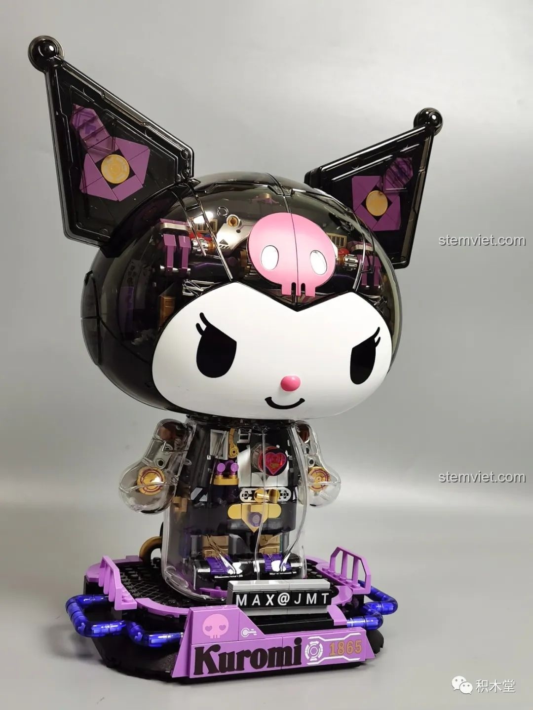 Cận cảnh phần thân trong suốt của mô hình Kuromi bán cơ khí TOP TOY TC1803, nhìn rõ mạch điện và bánh răng.