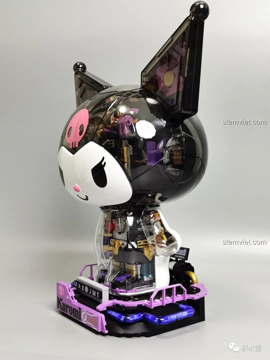 Cận cảnh phần đầu trong suốt của mô hình Kuromi bán cơ khí TOP TOY TC1803, với hộp sọ Kuromi màu hồng.