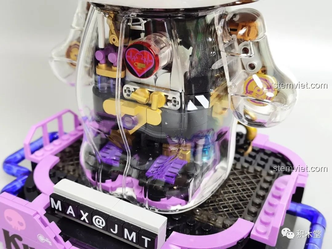 Hộp sản phẩm và mô hình Kuromi bán cơ khí TOP TOY TC1803 phiên bản trong suốt đứng cạnh nhau, tạo tổng thể hài hòa.