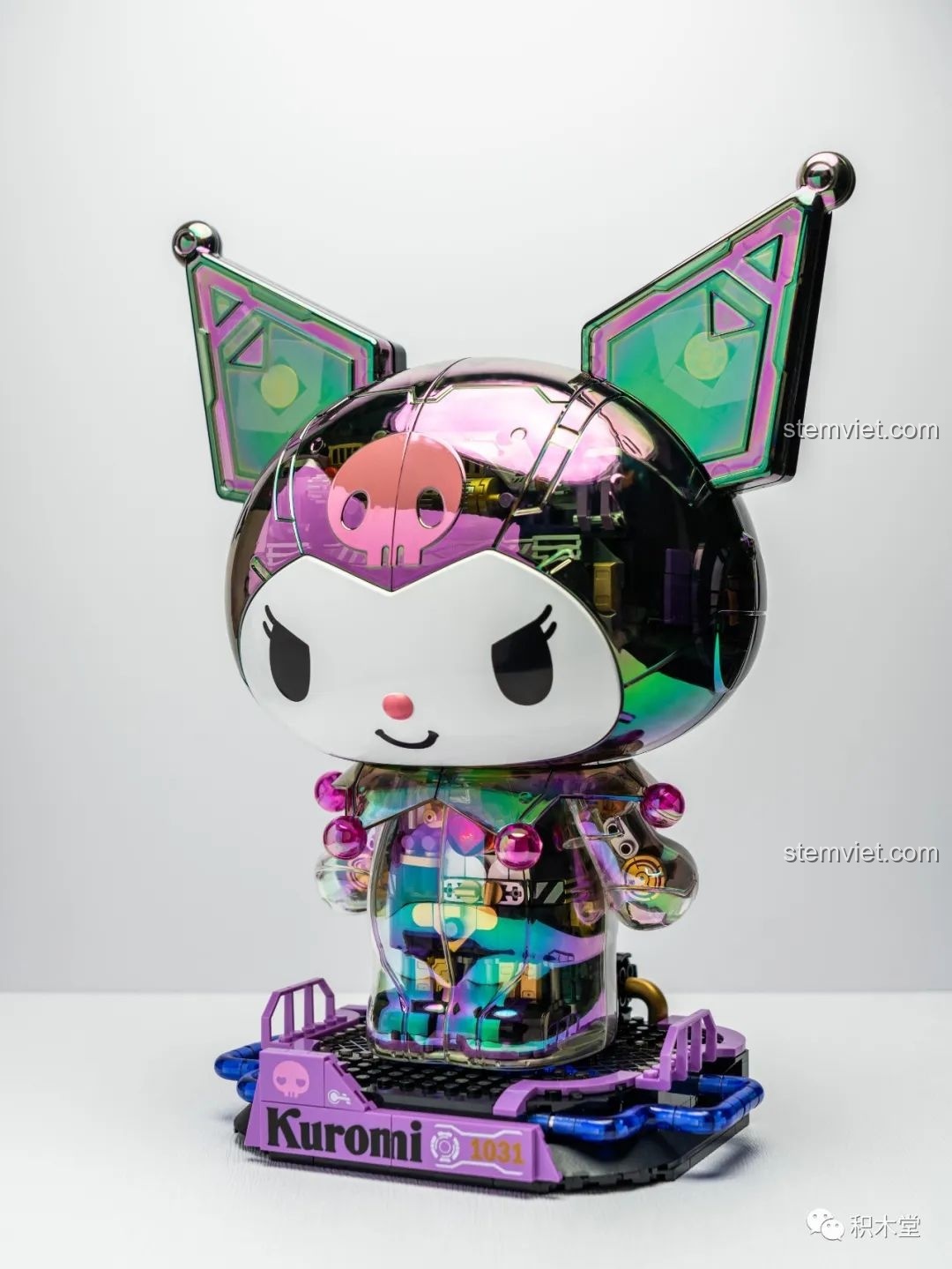 Cận cảnh mô hình Kuromi bán cơ khí TOP TOY TC1803 phiên bản cầu vồng, chi tiết vỏ ngoài óng ánh.